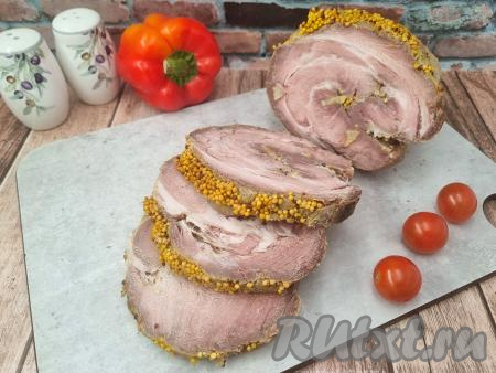 Свинину, запечённую в фольге в горчично-медовом соусе, я предпочитаю подавать в качестве холодной мясной закуски к праздничному столу. Поэтому зачастую после запекания остывшее мясо заворачиваю в фольгу и отправляю на пару часов в холодильник. Полностью остывшая запечённая свинина прекрасно режется на тонкие кусочки, к столу её можно подать, выложив на плоское блюдо. Мягкая, нежная свинина, приготовленная по этому рецепту, всегда радует восхитительным вкусом!