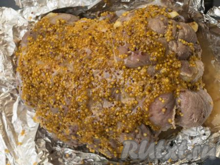 Затем вынуть противень с мясом из духовки. Развернуть фольгу и сверху на свинину нанести слой горчично-медового соуса, который мы заранее откладывали. Отправить свинину, не заворачивая в фольгу, в духовку ещё на 30 минут. Всего я запекала мясо 2,5 часа, из них 2 часа в фольге и 30 минут без фольги.