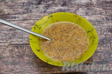 Мёд желательно брать жидкий. Если мёд засахарился, тогда его можно разогреть до жидкого состояния на водяной бане (или в микроволновке).&nbsp;В глубокой тарелке соединить горчицу и мёд, тщательно перемешать получившийся горчично-медовый соус.