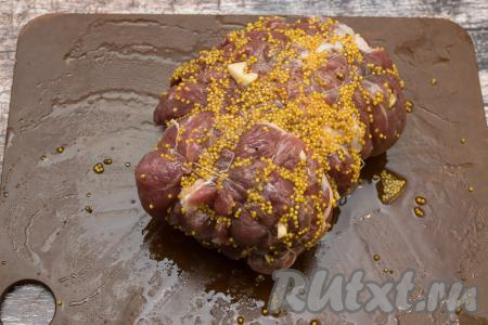 Перед запеканием я дополнительно стянула кусок мяса шпагатом, чтобы он стал более плотным.