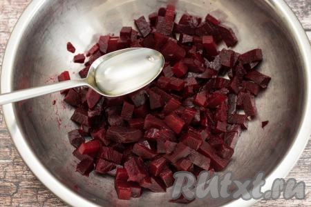 Сложить свеклу в миску, добавить растительное масло и соль. Тщательно перемешать, покрывая кубики свеклы маслом со всех сторон. Благодаря тому, что свекла будет покрыта маслом, она будет меньше окрашивать апельсины, поэтому салат получится очень ярким и аппетитным.