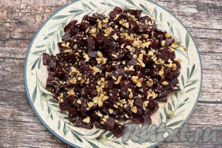 Посыпать свеклу орехами.