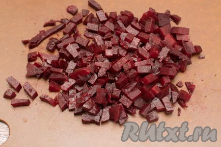 Остывшую свеклу очистить, нарезать на небольшие кубики.
