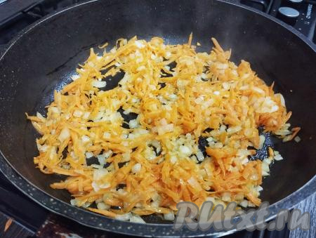 На сковороде разогреваем растительное масло, уменьшаем огонь до среднего, выкладываем лук с морковью, перемешиваем. Обжариваем овощи до мягкости морковки (ориентировочно в течение 5-7 минут), время от времени помешивая. Обжаренные овощи убираем с огня, даём немного остыть.