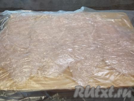 Для того брызги в процессе отбивания мяса не разлетались по столу, накрываем филе пищевой плёнкой. Отбиваем мясо кулинарным молоточком с одной стороны до толщины 4-5 миллиметров.&nbsp;