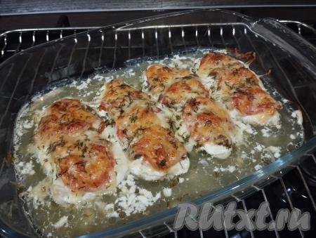 Запекаем куриные отбивные с грибами и помидорами под сыром в духовке,&nbsp;заранее разогретой до 180 градусов, минут 35-40.&nbsp;