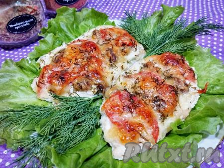 Готовое блюдо достаём из духовки.&nbsp;Аппетитные, вкусные, нежные куриные отбивные, запечённые с грибами и помидорами под сыром, к столу подаём горячими.&nbsp;