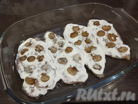 Выкладываем на филе остывшие шампиньоны.&nbsp;&nbsp;