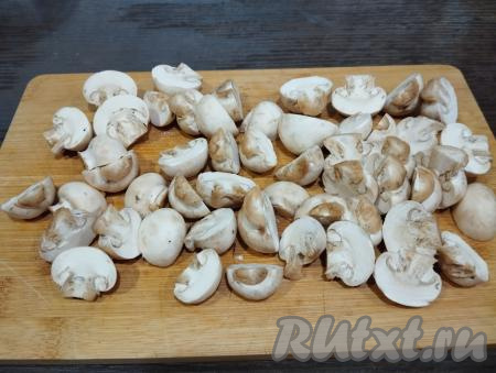 Мелкие шампиньоны, как у меня, разрезаем пополам. Крупные шампиньоны можно нарезать на пластинки.&nbsp;