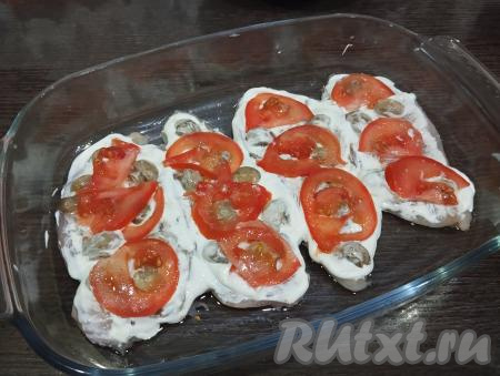 Полукружочки помидора равномерно выкладываем поверх грибов.​​​
