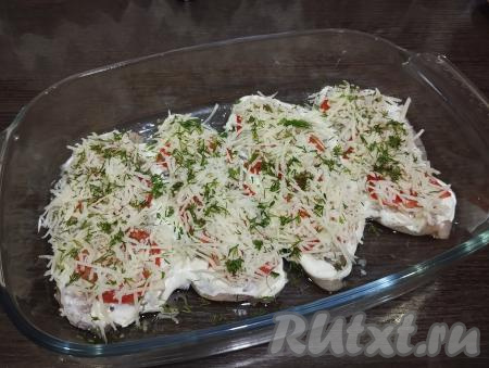 Поверх филе распределяем сыр, натёртый на мелкой тёрке, посыпаем мелко нарезанным укропом.&nbsp;