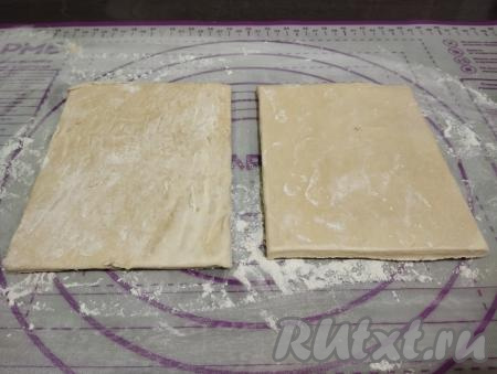Рабочую поверхность слегка припыляем мукой, выкладываем размороженное слоёное тесто.