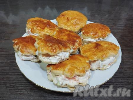 Готовые ракушки с начинкой выкладываем на тарелку.