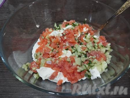 К сыру добавляем кусочки рыбы и огурца.