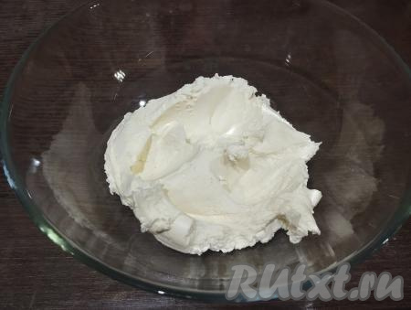 В миску выкладываем творожный сыр.