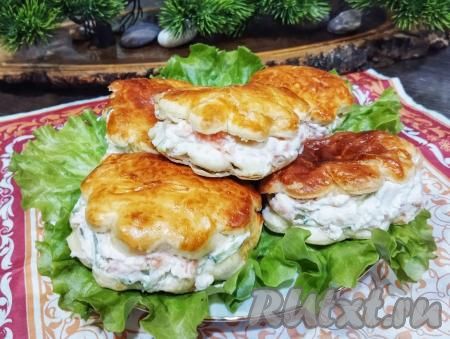 Аппетитные, вкусные ракушки из слоёного теста с нежной, аппетитной начинкой из красной рыбы и творожного сыра подаём к столу.