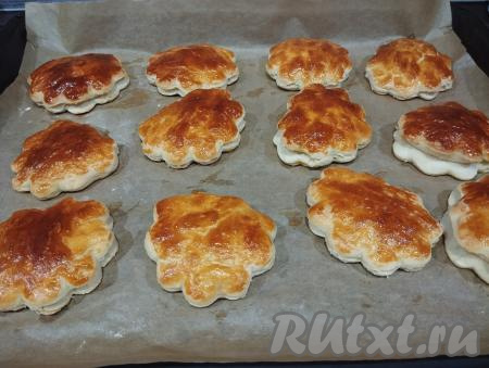 Выпекаем ракушки в предварительно разогретой до 200 духовке духовке 20-25 минут (до подрумянивания слоёного теста). Достаём готовые ракушки из духовки, даём остыть.