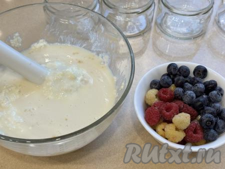 Пробить творог с сахаром погружным блендером до получения однородной творожной массы.&nbsp;