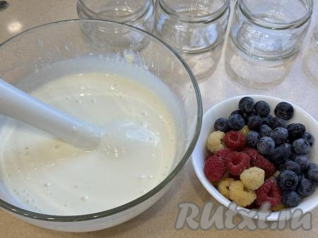 По прошествии 15-20 минут желатин набухнет в молоке, после этого его нужно прогреть до полного растворения кристаллов желатина либо на среднем огне, постоянно помешивая и не доводя до кипения, либо в микроволновке. Я прогрела желатиновую массу в микроволновке. В творожную массу добавить прогревшуюся желатиновую массу, пробить погружным блендером до однородности. Для того чтобы прогреть желатин в микроволновке, нужно перемешать набухшую желатиновую массу. Поставить тарелку с желатиновой массой в микроволновку на максимальную мощность на 10 секунд, затем достать, очень хорошо перемешать, снова поставить в микроволновку на 10 секунд, ещё раз достать, перемешать. Если кристаллики желатина ещё не все растворились, значит прогреть желатиновую массу в микроволновке ещё в течение 10 секунд. Обычно 30 секунд для прогревания желатина достаточно. Прогревая желатин до полного растворения кристаллов, очень важно помнить, что нельзя доводить желатиновую массу до кипения, так как после закипания желатин теряет часть своих связующих свойств.