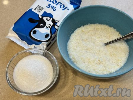 В достаточно глубокую тарелку влить холодное молоко, всыпать желатин, тщательно перемешать и оставить на минут 15-20, чтобы желатин набух.