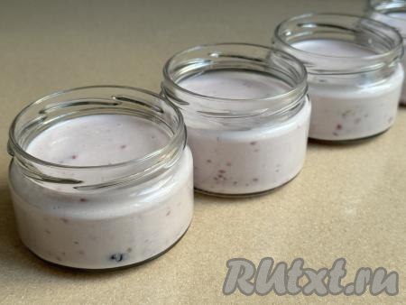 Переложить массу по креманкам (я разложила по 4 маленьким баночкам) и убрать в холодильник до полного застывания творожно-ягодного желе (минимум на 4 часа).&nbsp;