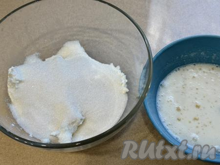 В глубокую миску выложить творог, всыпать сахар.&nbsp;