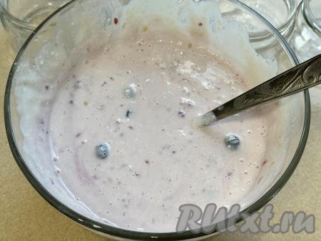 Перемешать, равномерно распределяя ягоды по творожной массе.&nbsp;