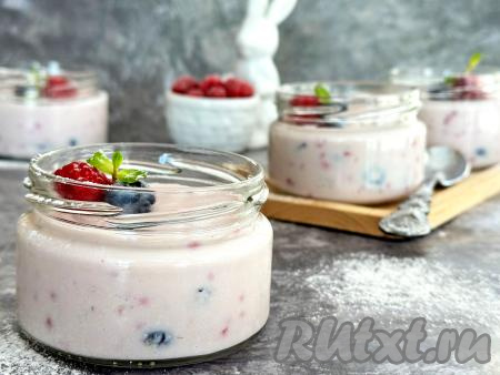 После полного застывания нежнейшее, аппетитное желе, приготовленное с творогом и ягодами, подать к столу.