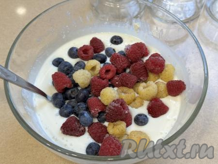 Добавить подготовленные ягоды в творожную массу.&nbsp;