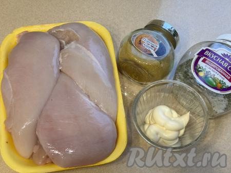 Подготовить продукты для приготовления куриного шашлыка в электрогриле. Куриное филе промыть водой, обсушить.