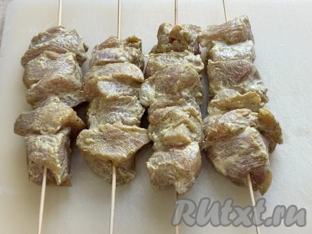 Затем нанизать кусочки куриного шашлыка на деревянные шпажки (я сформировала 4 шашлычка).