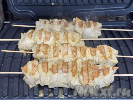 Закрыть створки электрогриля. Жарить&nbsp;куриные шашлычки на шпажках&nbsp;5 минут.