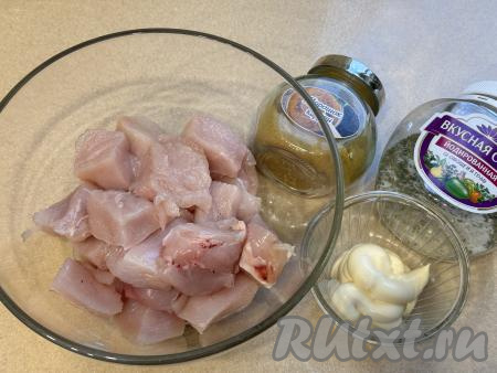 Куриное филе нарезать на кубики со стороной 3 сантиметра, сложить в миску.&nbsp;