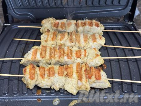 Через 5 минут перевернуть шашлычки и жарить ещё 5 минут.