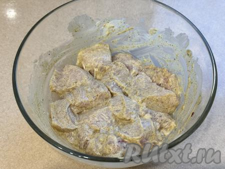 Хорошо перемешать куриное филе, покрывая его майонезом и специями со всех сторон, оставить мариноваться минимум на 1 час в прохладном месте.