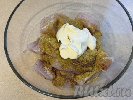 К нарезанном куриному филе всыпать любимые специи и соль по вкусу (я в качестве специй добавила 1 чайную ложку молотого карри и пряную соль), добавить майонез.