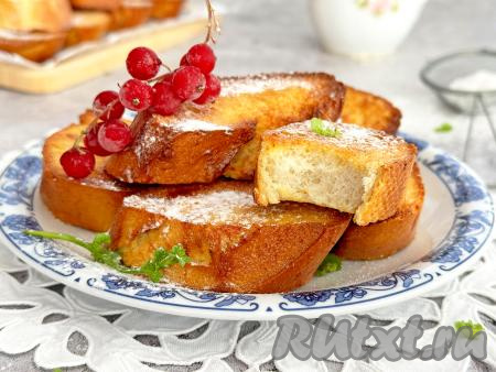 Аппетитные гренки из белого хлеба, приготовленные в аэрогриле перед подачей, по желанию, присыпать сахарной пудрой. К столу их лучше всего подавать тёплыми.