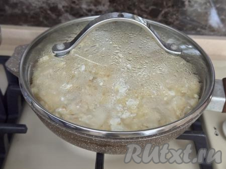 Накрыть сковороду крышкой и поставить на медленный огонь. Выпекать пирог из лаваша с творогом и сыром минут 15-20 (выпечка должна подрумяниться&nbsp;снизу и по бокам).