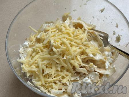 В эту же миску выложить сыр, натёртый на крупной тёрке.&nbsp;