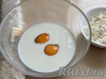 В миске соединить молоко и яйца, добавить соль.&nbsp;