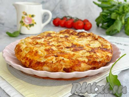 Готовый пирог из лаваша с творогом и сыром переложить со сковороды на тарелку.