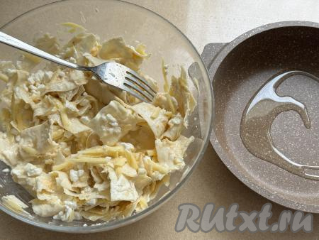 Перемешать получившуюся массу из лаваша, творога и сыра. Дно и бока сковороды диаметром 18 сантиметров смазать растительным маслом.&nbsp;