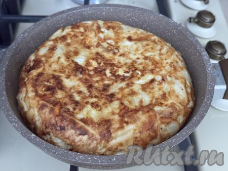 Перевернуть пирог и выпекать ещё минут 7 (до подрумянивания снизу) на медленном огне. Для того чтобы легче было переворачивать пирог, можно поверх пирога приложить тарелку подходящего размера. Затем, придерживая тарелку, перевернуть сковородку на тарелку, в результате пирог останется на тарелке. После этого аккуратно вернуть пирог в сковороду так, чтобы не пропёкшаяся сторона выпечки была внизу.