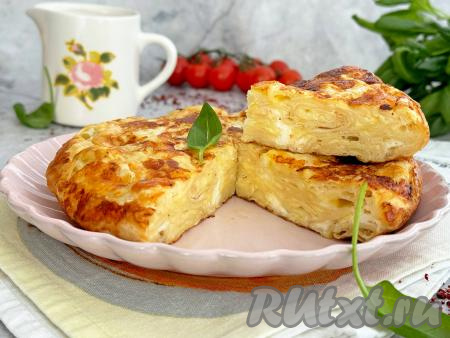 Пирог из лаваша с творогом и сыром на сковороде