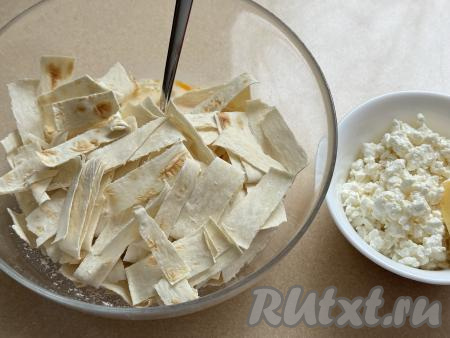 Лаваш нарезать кухонными ножницами на небольшие полоски (делать полоски длинными или очень широкими не нужно), добавить в миску с яично-молочной смесью.&nbsp;