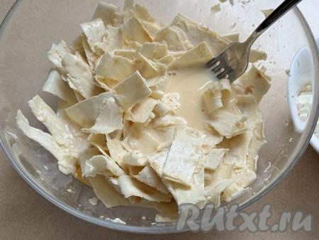 Перемешать содержимое миски, покрывая полоски лаваша яично-молочной смесью со всех сторон.&nbsp;