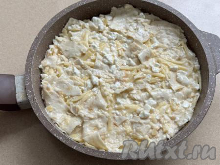 В сковороду, смазанную растительным маслом, выложить массу из лаваша, творога и сыра, разровнять, слегка утрамбовать.&nbsp;
