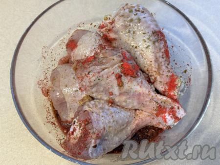 Влить соевый соус. Перемешать голени, равномерно покрывая их специями и соевым соусом со всех сторон. Соевый соус достаточно солёный, поэтому соль я добавлять не стала. 