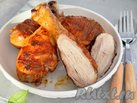 Готовность голеней проверить, сделав надрез ножом до кости, если в разрезе нет кровяных вкраплений, значит мясо готово.