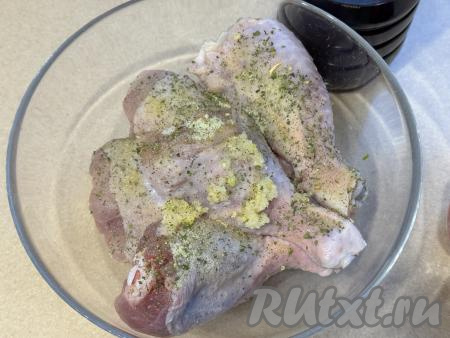 Подготовить продукты для приготовления куриных голеней в электрогриле. Чеснок почистить. Куриные голени промыть водой, обсушить, выложить в глубокую миску, добавить любимые специи и зубчики чеснока, пропущенные через пресс.